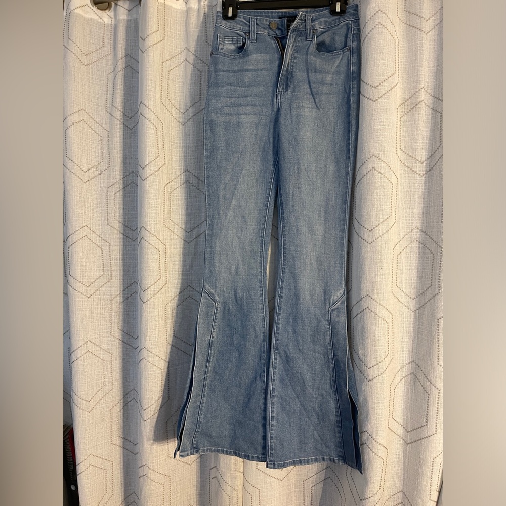 Women’s 24 Blue Jean Flare/Wide Legged Pants Leg Split 5 Pockets Zip/Button Clos